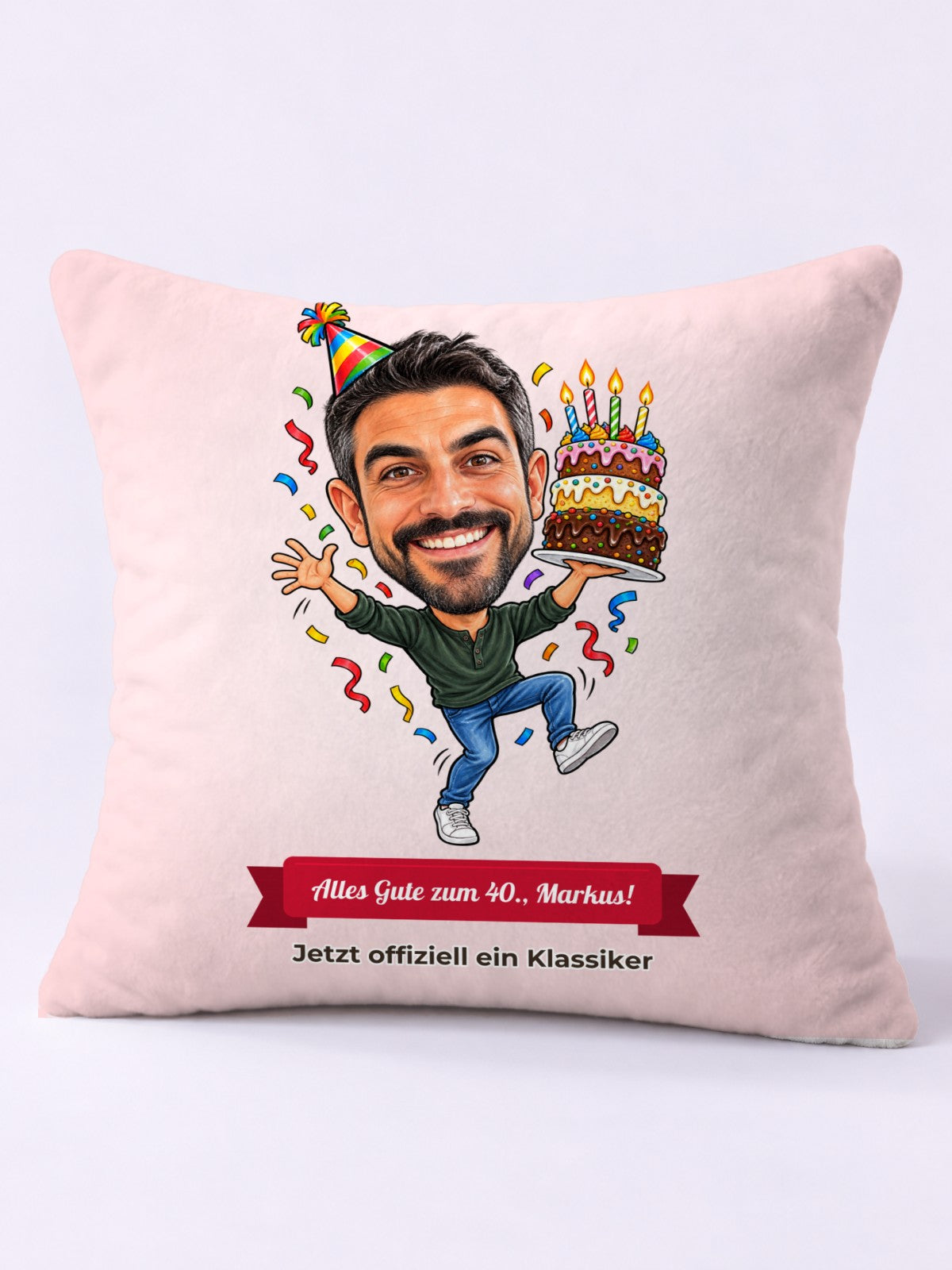 Beispiel: personalisiertes Kissen 40 × 40 cm – Karikatur vom Foto mit Textband