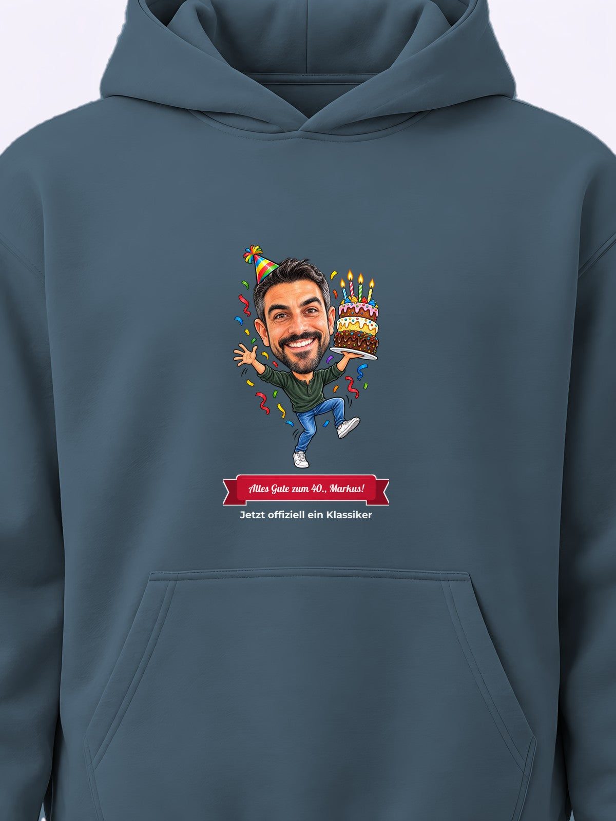 Beispiel: personalisierter Hoodie in Dunkelgrau meliert – Karikatur vom Foto mit Textband
