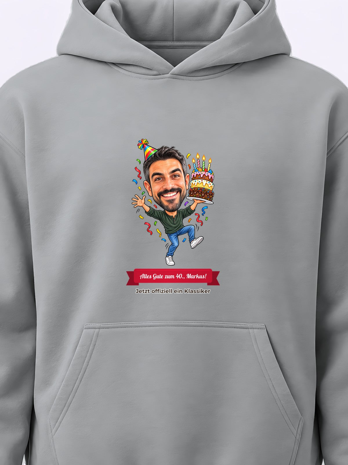Beispiel: personalisierter Hoodie in Hellgrau meliert – Karikatur vom Foto mit Textband
