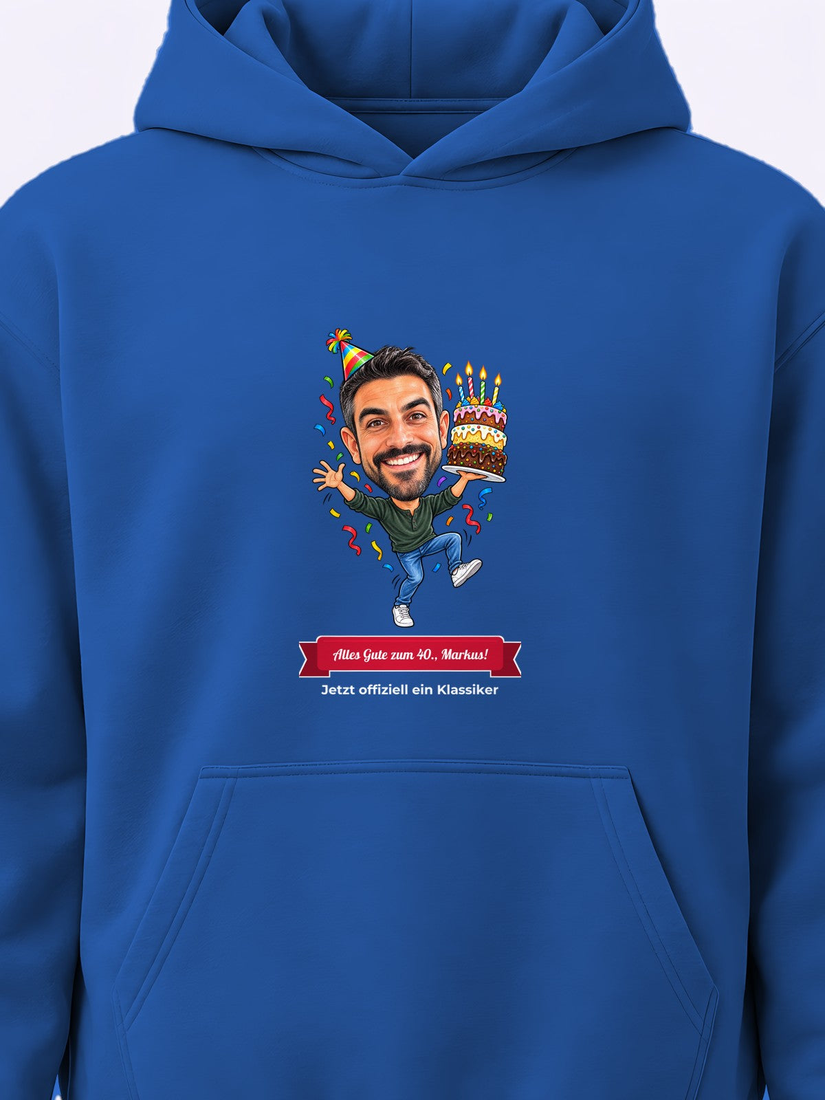 Beispiel: personalisierter Hoodie in Königsblau – Karikatur vom Foto mit Textband