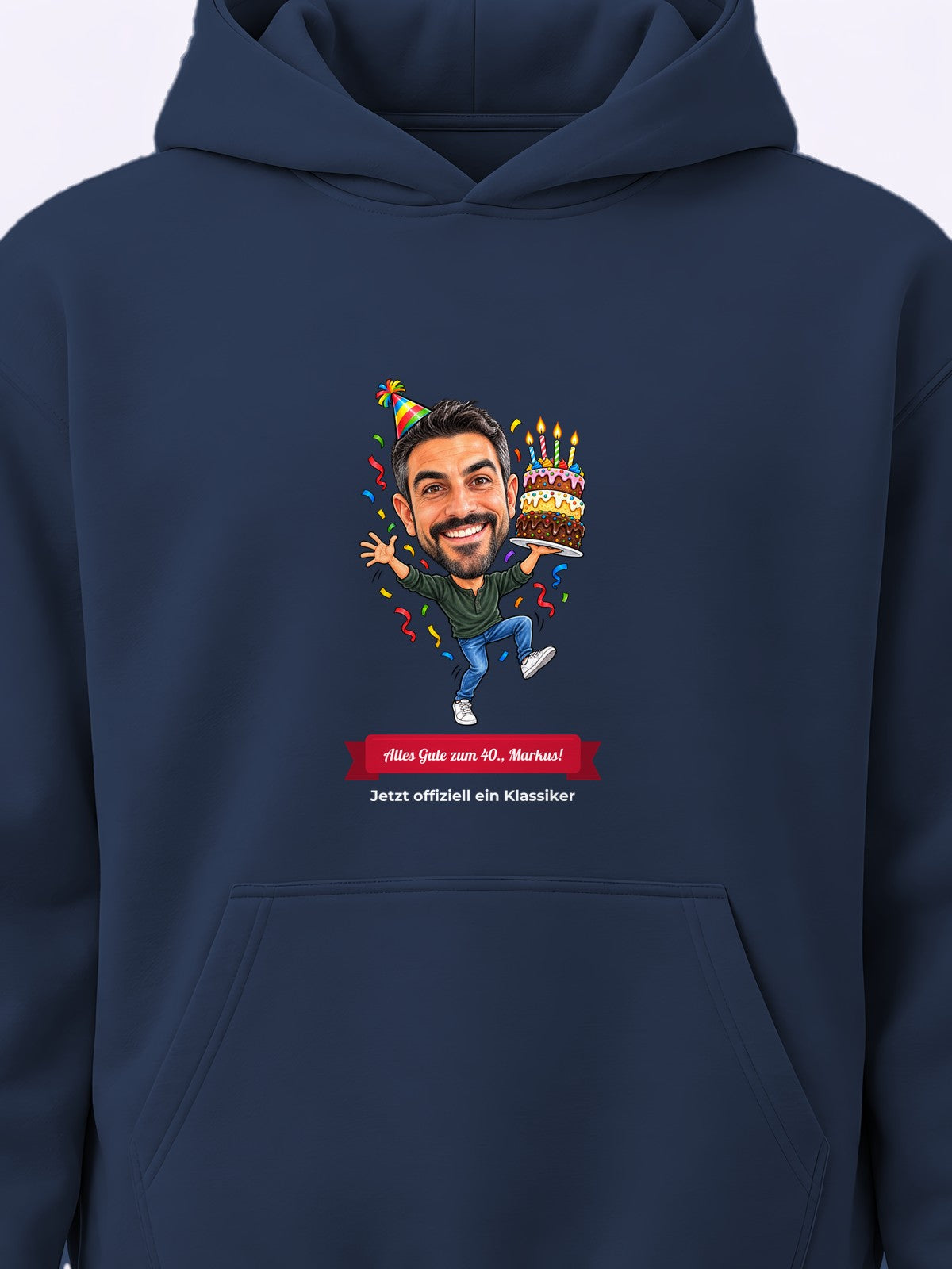 Beispiel: personalisierter Hoodie in Marineblau – Karikatur vom Foto mit Textband