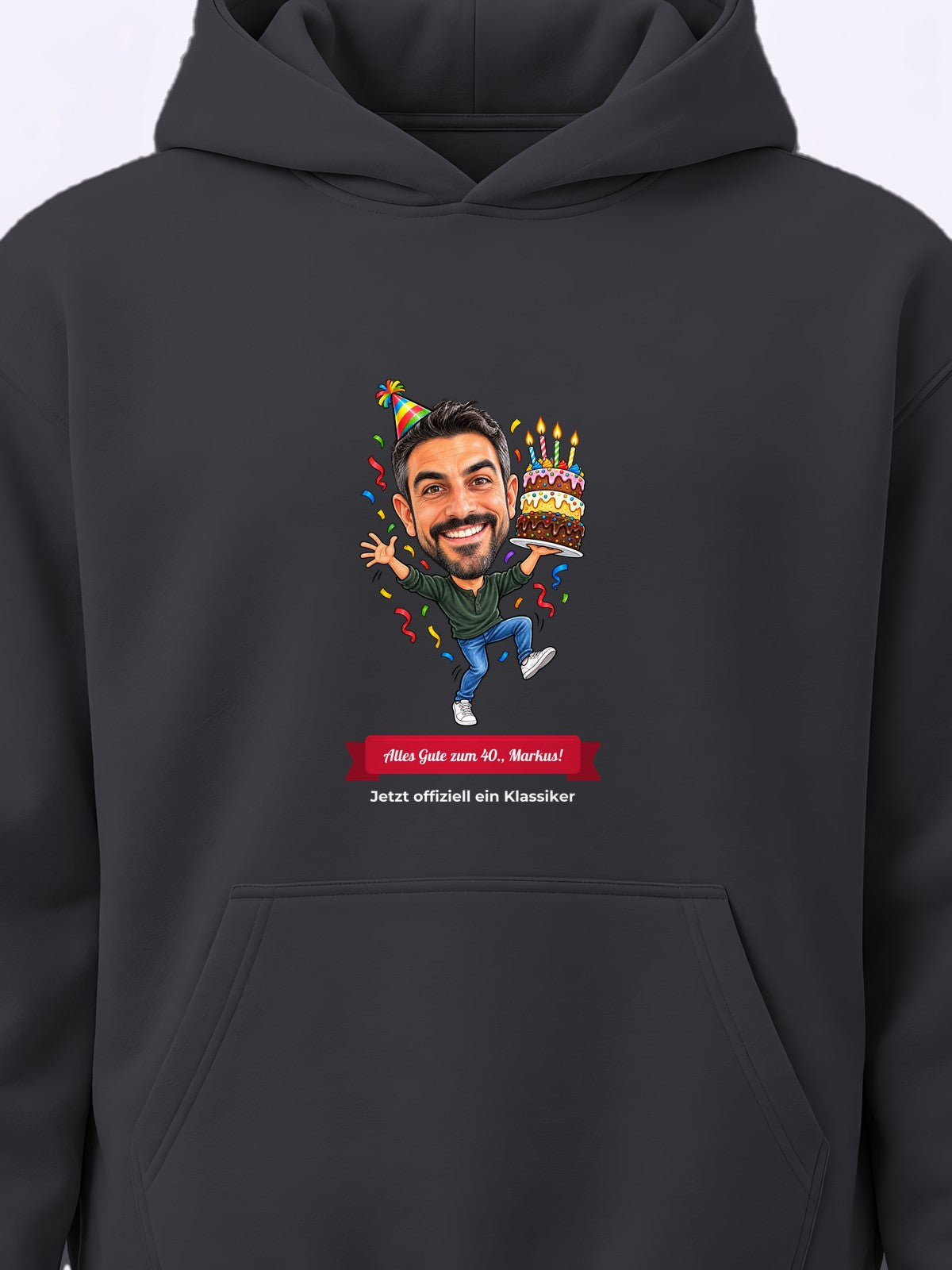 Beispiel: personalisierter Hoodie in Schwarz – Karikatur vom Foto mit Textband