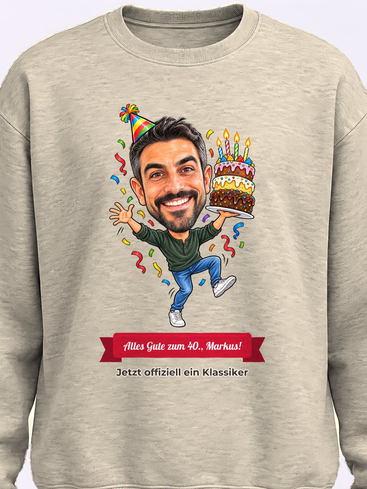 Beispiel: personalisiertes Sweatshirt in Sand – Karikatur vom Foto mit Textband