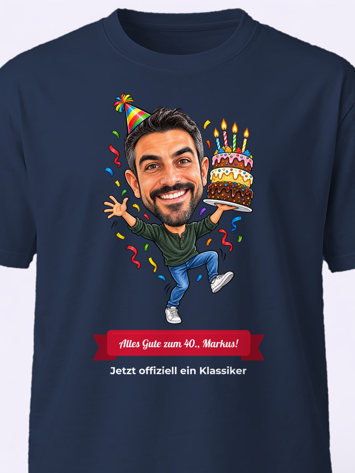 Beispiel: personalisiertes T-Shirt in Marineblau – Karikatur vom Foto mit Textband