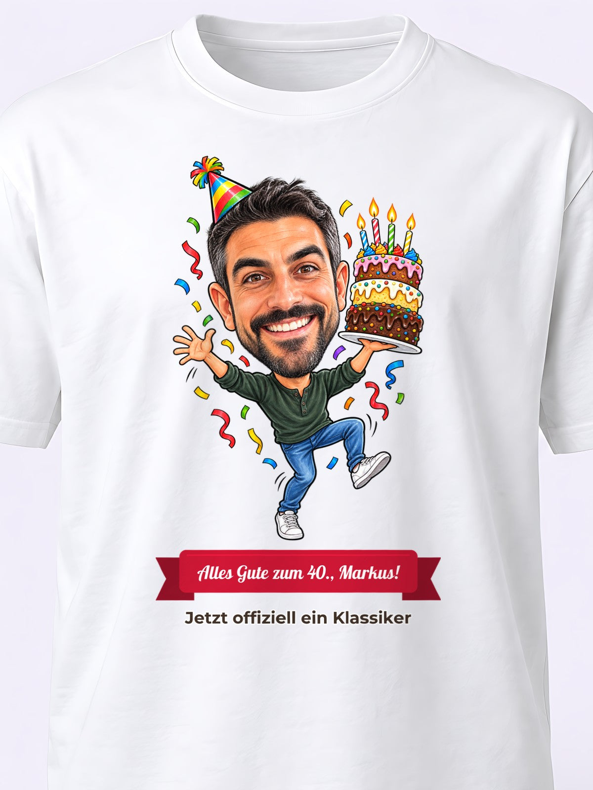 Beispiel: personalisiertes T-Shirt in Weiß – Karikatur vom Foto mit Textband
