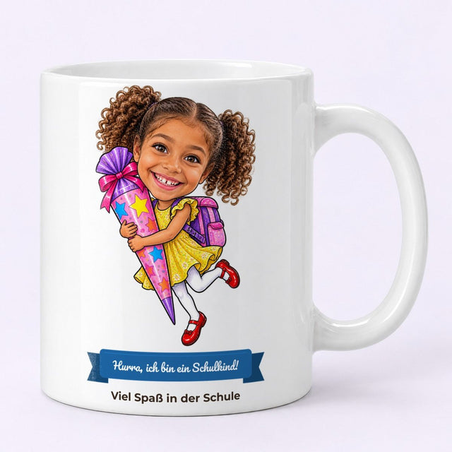 Lustige Karikatur eines Mädchens mit Zöpfen und bunter Schultüte als Geschenk zur Einschulung