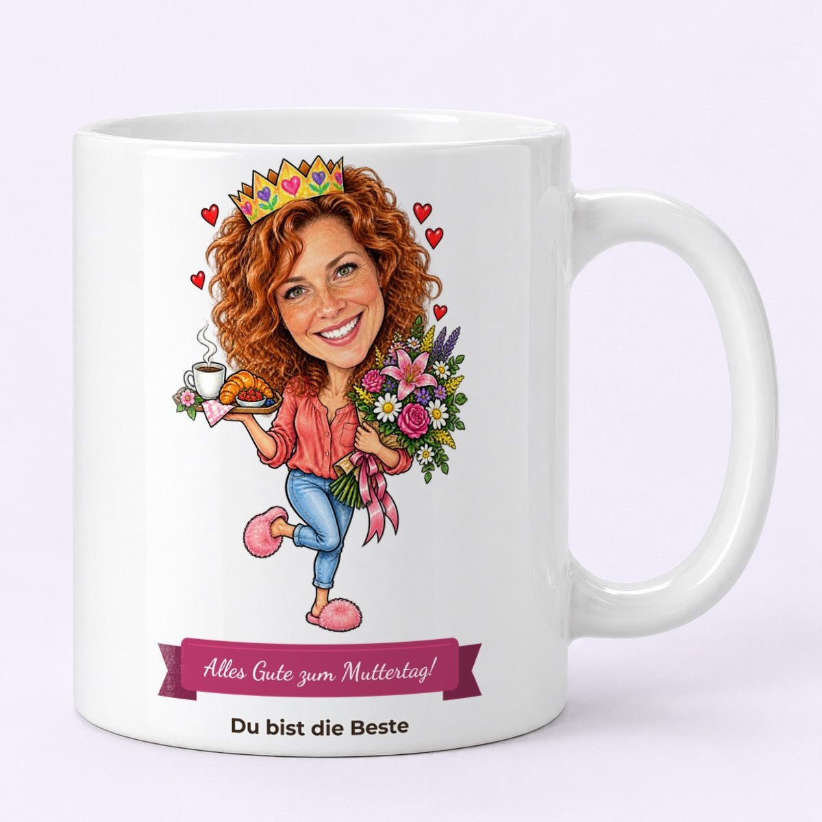Lustige Karikatur einer Frau mit Krone, Blumenstrauß und Kaffeetasse und dem Textband „Alles Gute zum Muttertag!“ als Geschenk für Mama