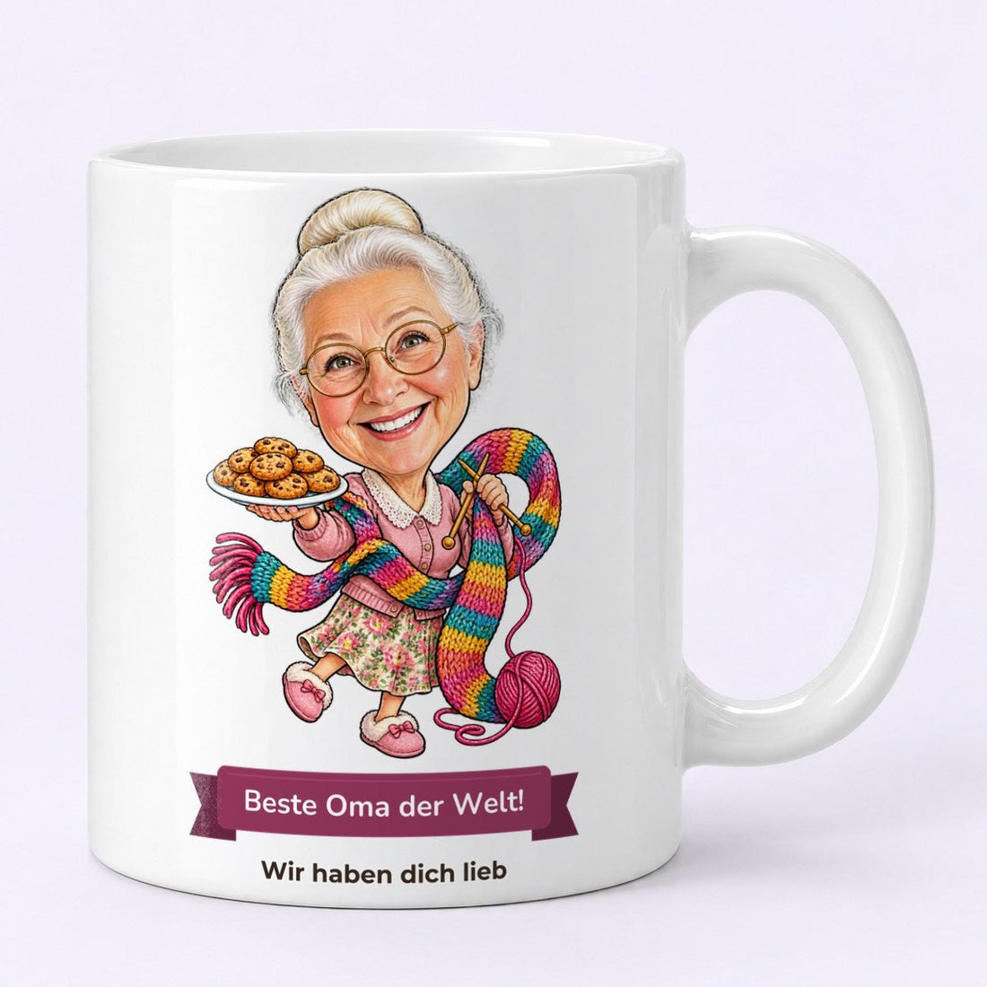 Lustige Karikatur einer Oma mit weißem Dutt, Keksen und buntem Schal und dem Textband „Beste Oma der Welt!“ als Geschenk für Oma