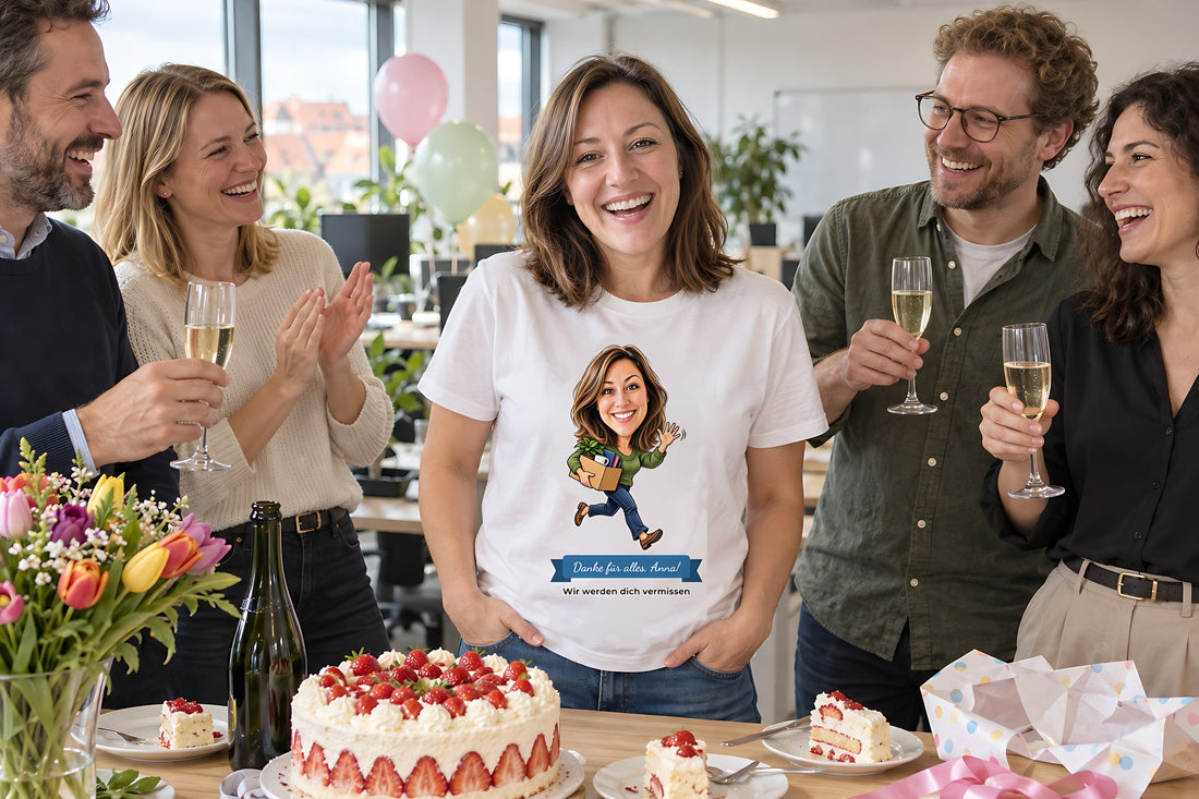 Beispielbild mit erfundenen Personen: Abschiedsfeier im Büro, eine Frau trägt ein T-Shirt mit ihrer lustigen Karikatur und dem Text „Danke für alles, Anna!“