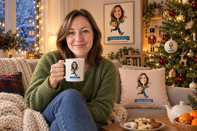 Beispielbild mit erfundener Person: Wohnzimmer zur Weihnachtszeit mit Tasse, gerahmtem Poster, Kissen und Weihnachtskugel mit derselben Karikatur