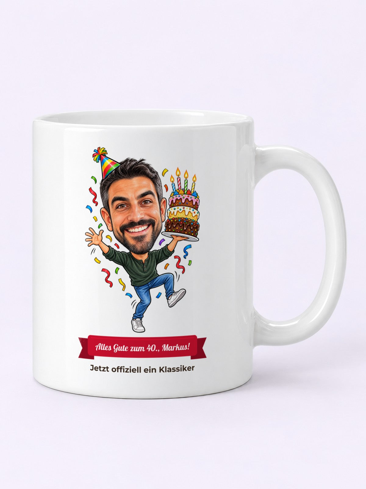 Beispiel: personalisierte Tasse 325 ml im Hochformat bedruckt – Karikatur vom Foto mit Textband