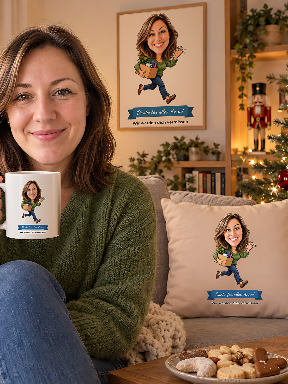 Gemütliches Wohnzimmer im Advent: Anna auf dem Sofa mit Tasse, gerahmtem Poster, Kissen und Weihnachtskugel – alle mit ihrer Karikatur und dem Text „Danke für alles, Anna!“