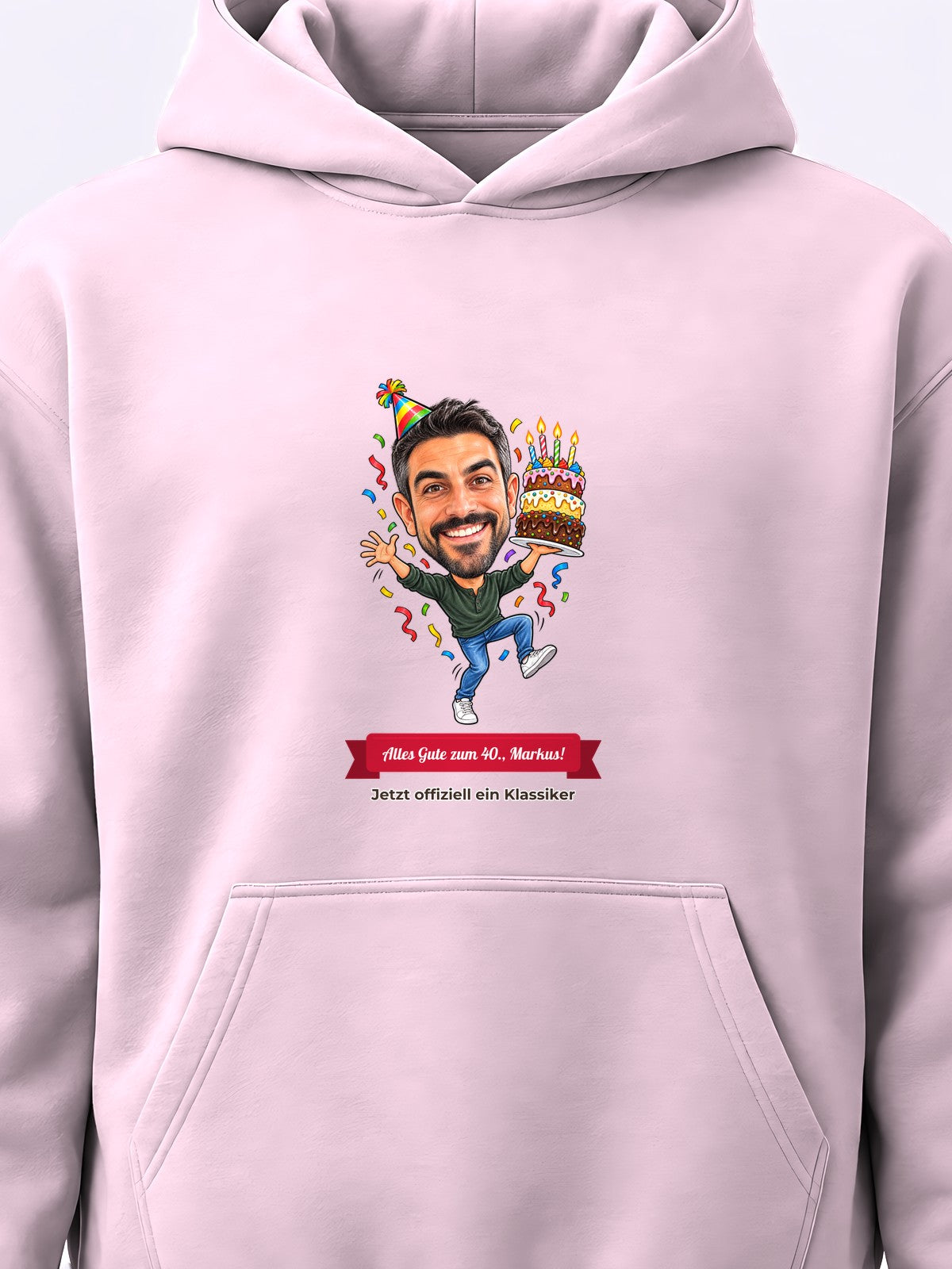 Beispiel: personalisierter Hoodie in Hellrosa – Karikatur vom Foto mit Textband