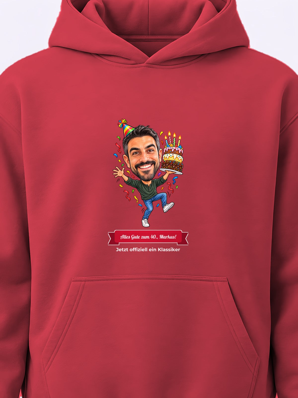 Beispiel: personalisierter Hoodie in Rot – Karikatur vom Foto mit Textband