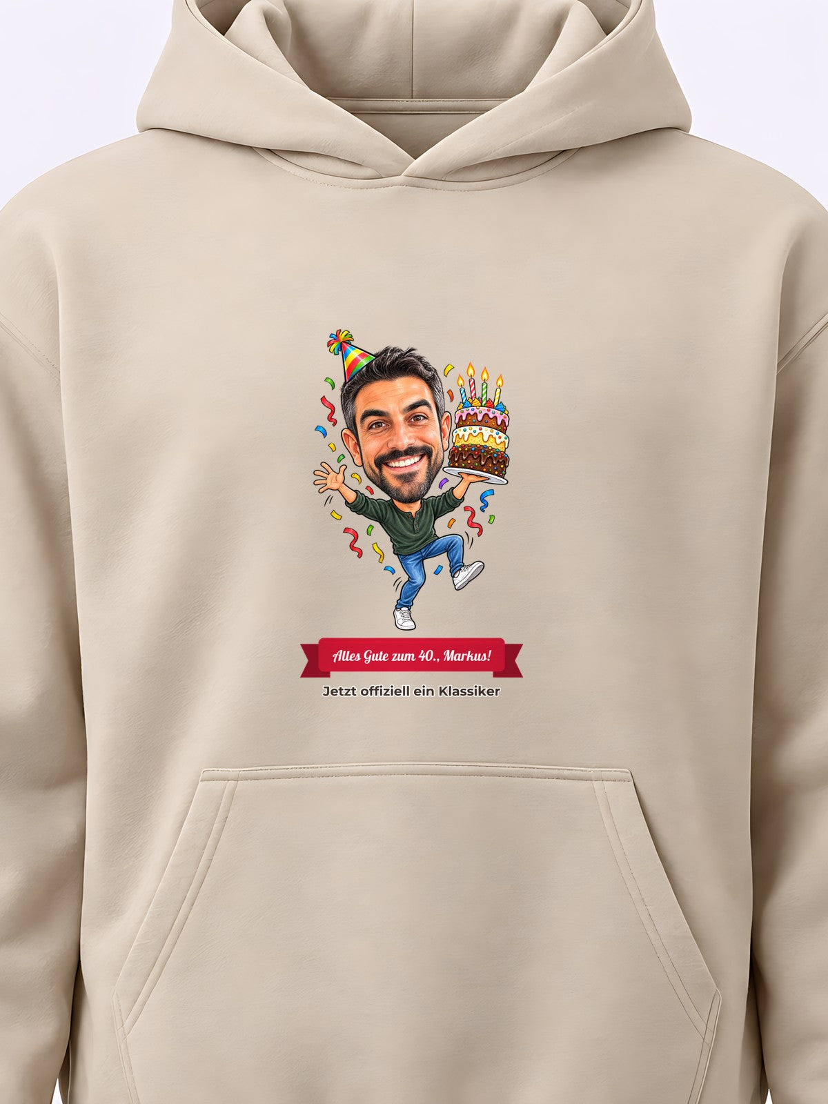 Beispiel: personalisierter Hoodie in Sand – Karikatur vom Foto mit Textband