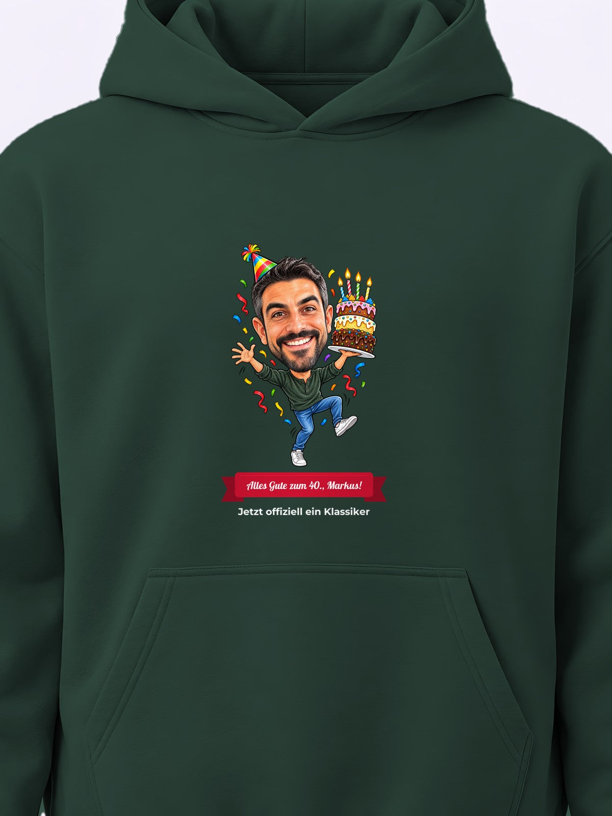 Beispiel: personalisierter Hoodie in Waldgrün – Karikatur vom Foto mit Textband