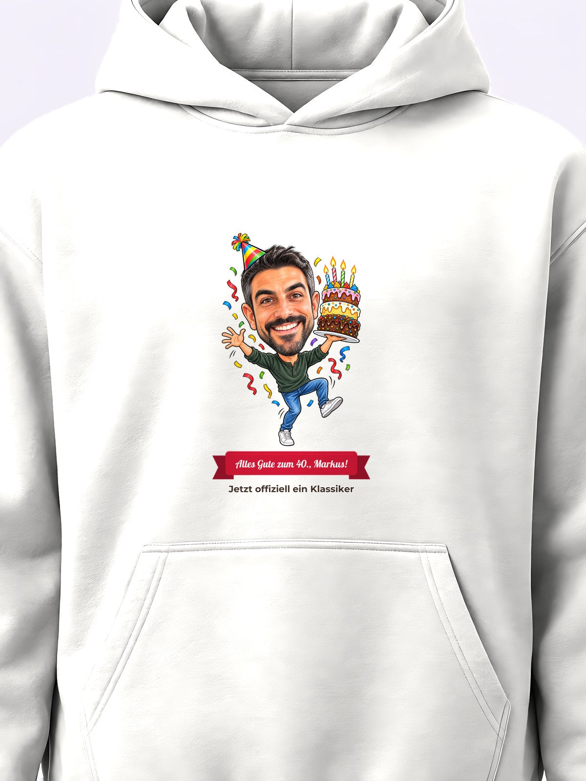 Beispiel: personalisierter Hoodie in Weiß – Karikatur vom Foto mit Textband