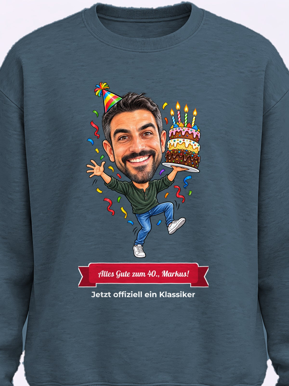 Beispiel: personalisiertes Sweatshirt in Dunkelgrau meliert – Karikatur vom Foto mit Textband