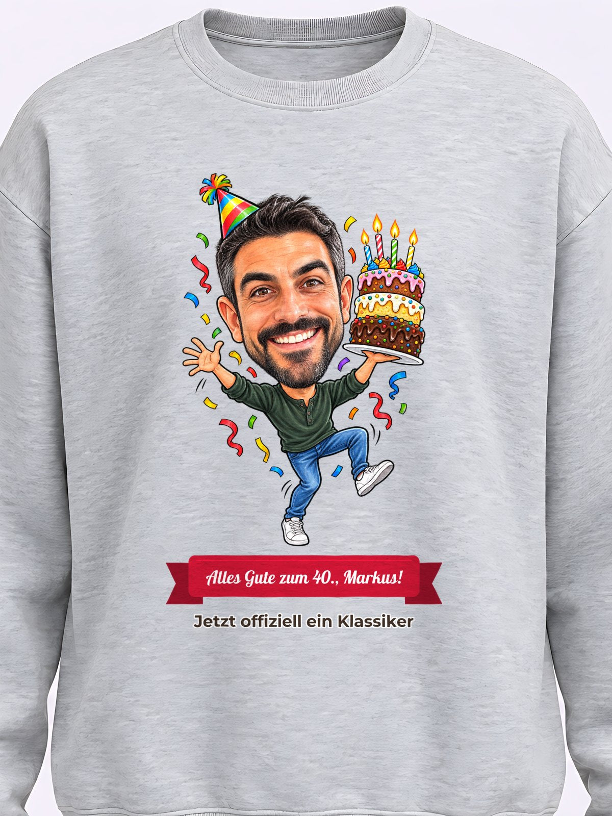 Beispiel: personalisiertes Sweatshirt in Hellgrau meliert – Karikatur vom Foto mit Textband