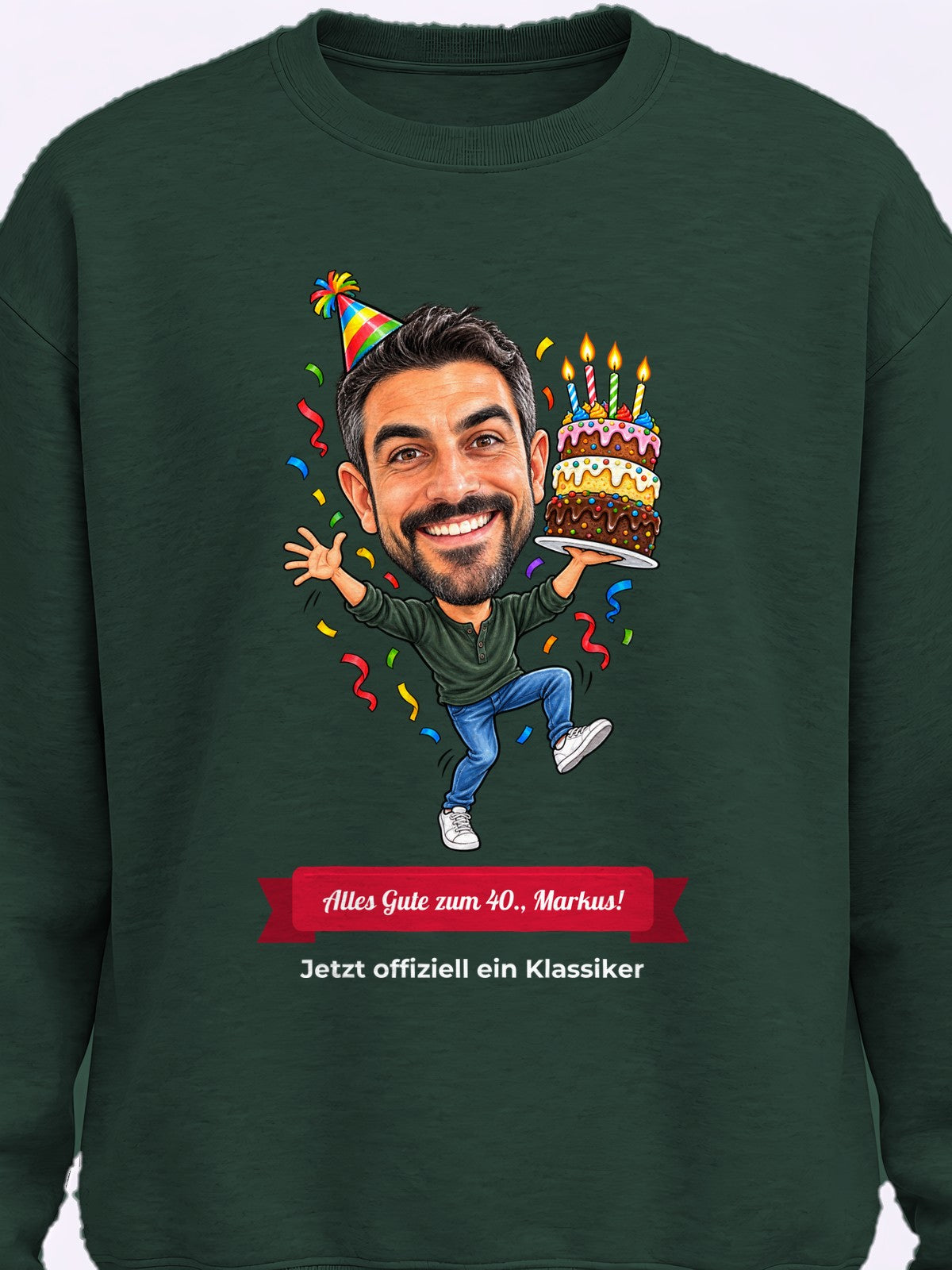 Beispiel: personalisiertes Sweatshirt in Waldgrün – Karikatur vom Foto mit Textband