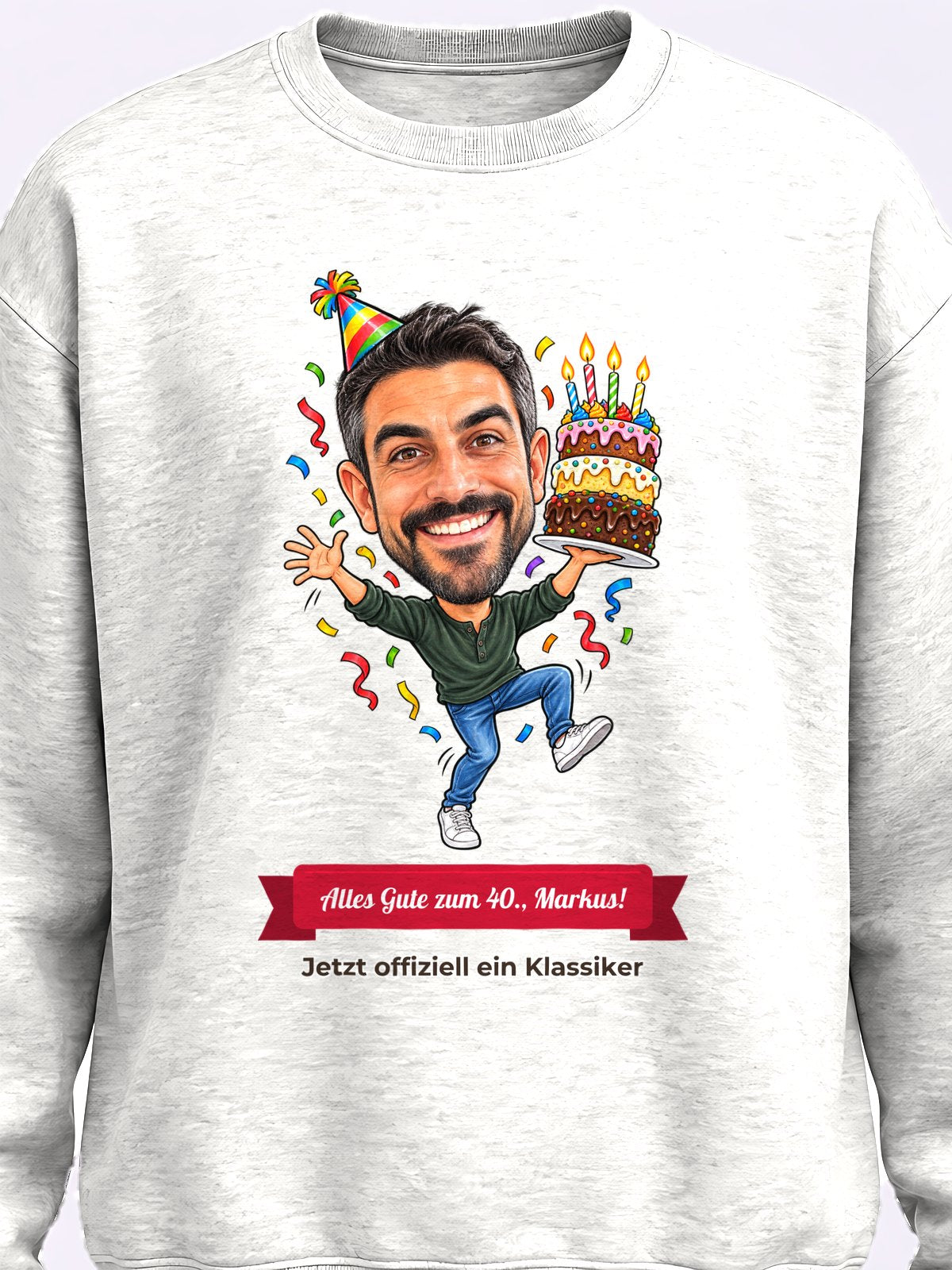 Beispiel: personalisiertes Sweatshirt in Weiß – Karikatur vom Foto mit Textband