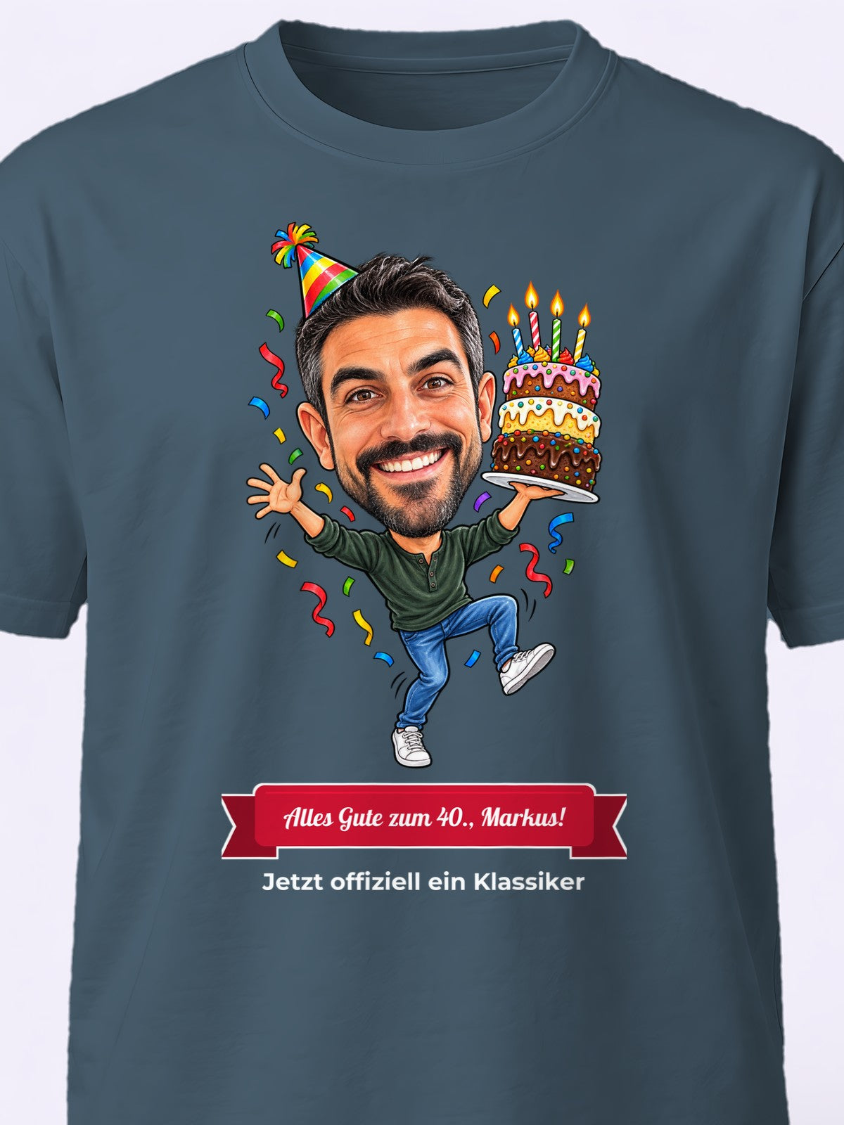 Beispiel: personalisiertes T-Shirt in Dunkelgrau meliert – Karikatur vom Foto mit Textband