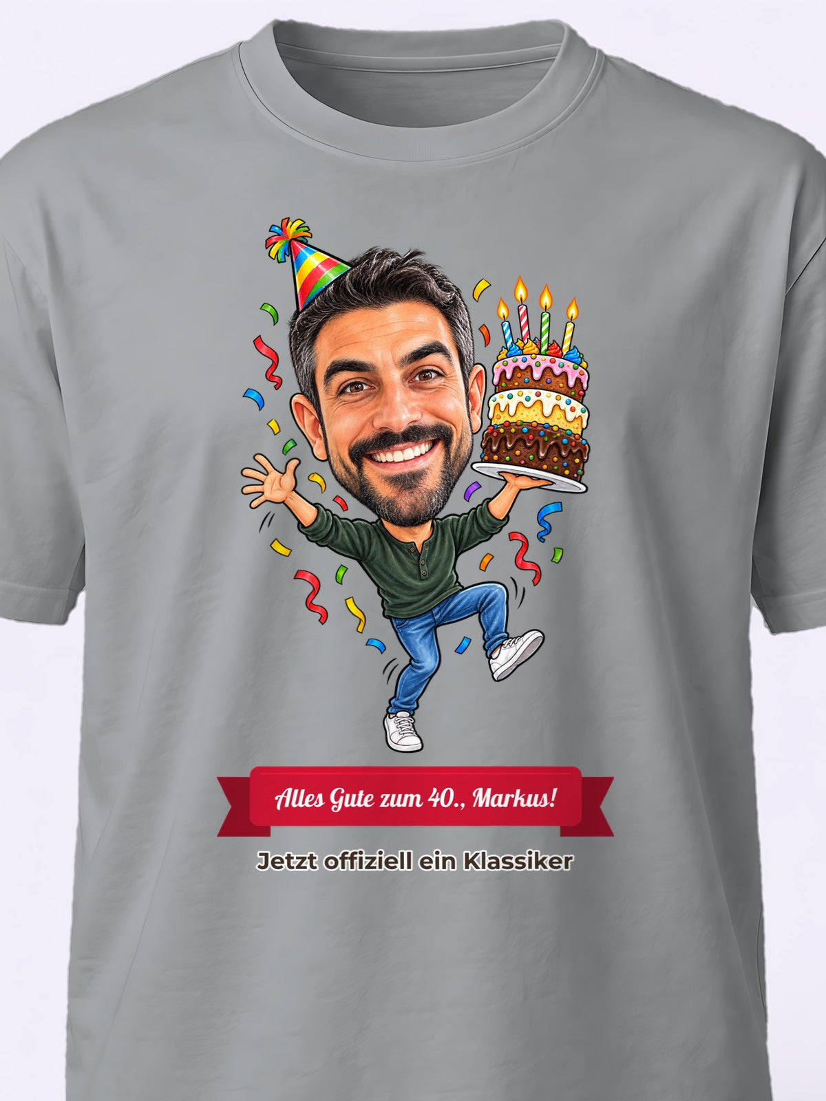 Beispiel: personalisiertes T-Shirt in Hellgrau meliert – Karikatur vom Foto mit Textband