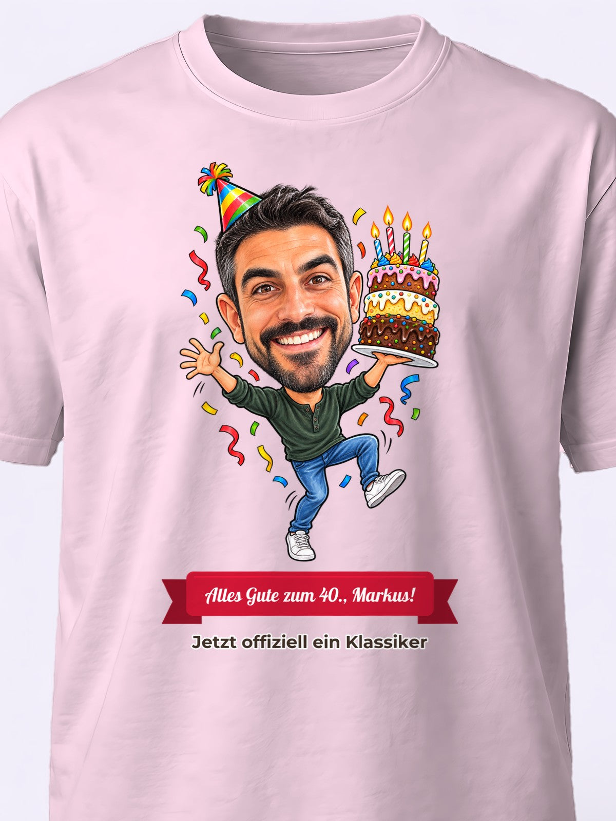Beispiel: personalisiertes T-Shirt in Hellrosa – Karikatur vom Foto mit Textband