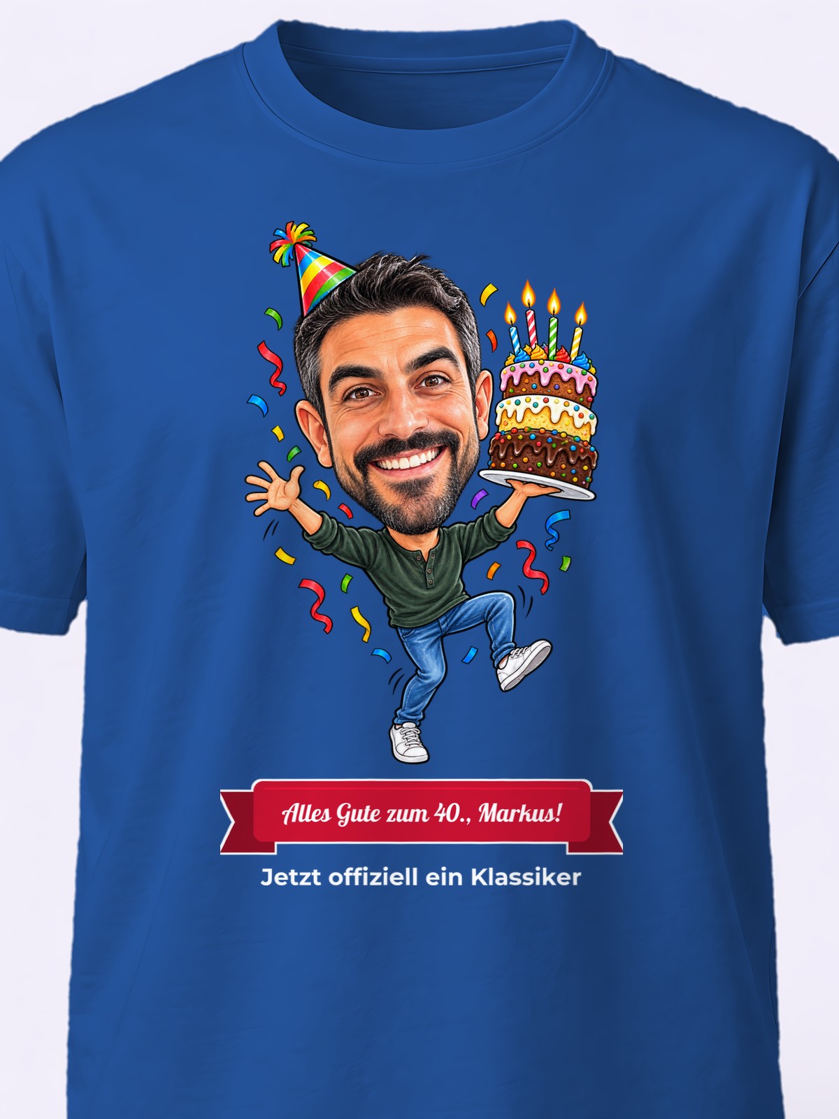 Beispiel: personalisiertes T-Shirt in Königsblau – Karikatur vom Foto mit Textband