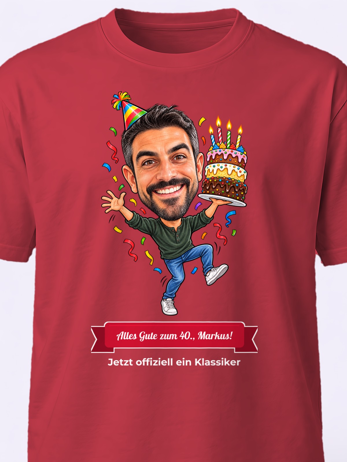 Beispiel: personalisiertes T-Shirt in Rot – Karikatur vom Foto mit Textband