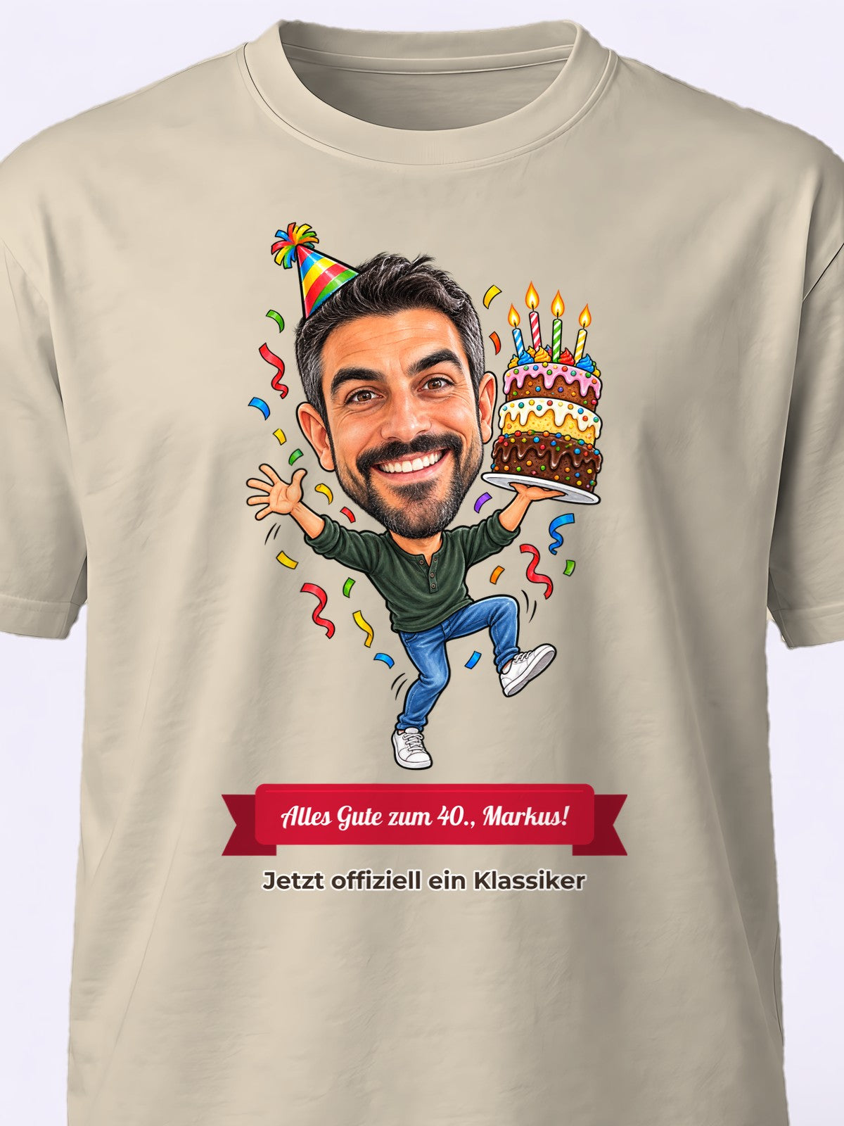 Beispiel: personalisiertes T-Shirt in Sand – Karikatur vom Foto mit Textband