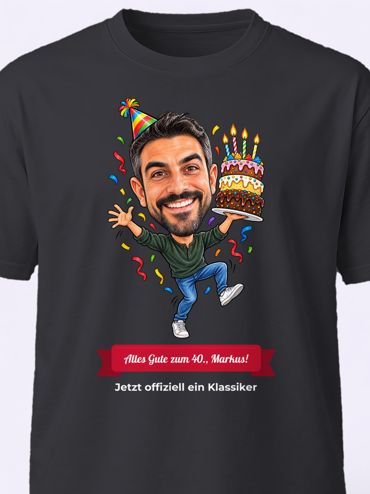 Beispiel: personalisiertes T-Shirt in Schwarz – Karikatur vom Foto mit Textband