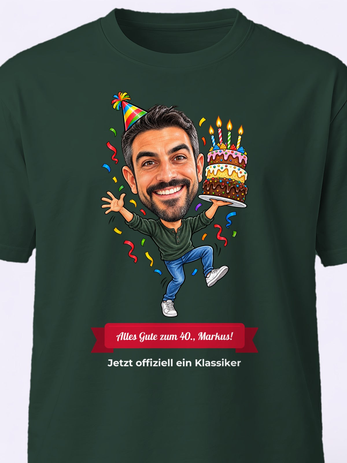 Beispiel: personalisiertes T-Shirt in Waldgrün – Karikatur vom Foto mit Textband